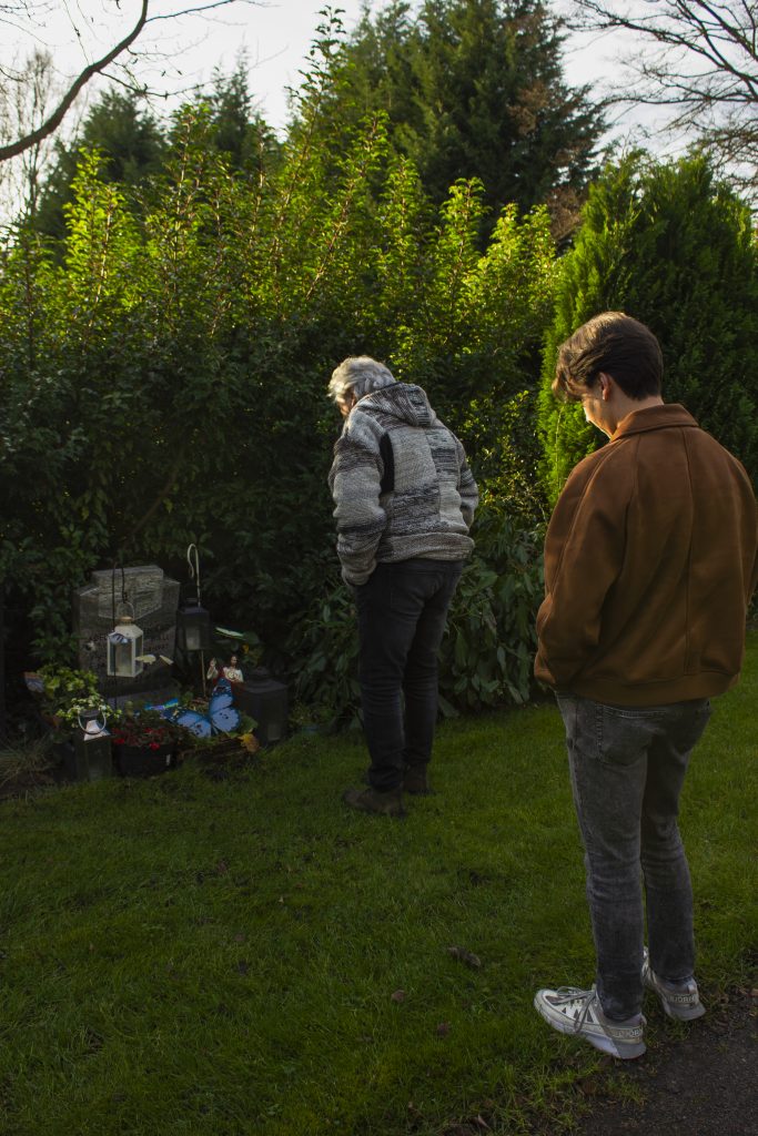 Paul & Rowyn bij het graf van Paul's zijn ouders. Drie generaties op één foto
