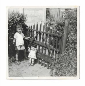 Paul als kind in de tuin