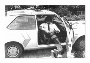 Paul in een politiewagen